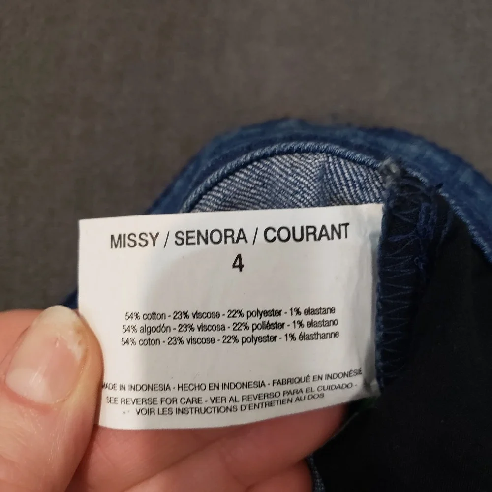 Bandolino Jeans‎ size 4  Women's Lisbeth Curvy Skinny Crop Snap Hem